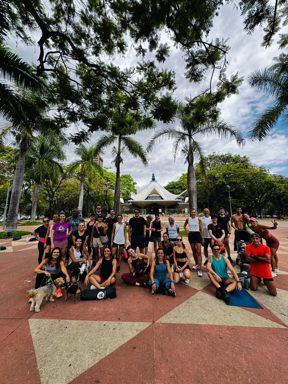 Turma do Team Funcional Minas reunida na praça
